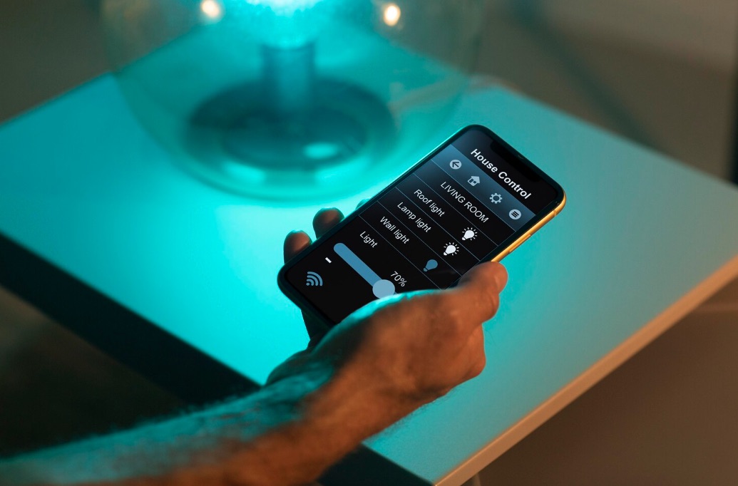 Tecnico Unita che configura un sensore smart home di nuova generazione